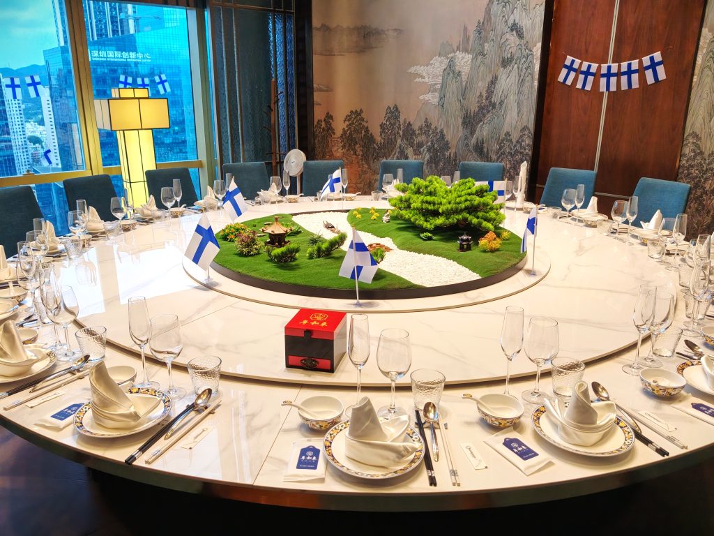 The restuarant, Yue He Dong, arranged appropriate decorations for the visit.
